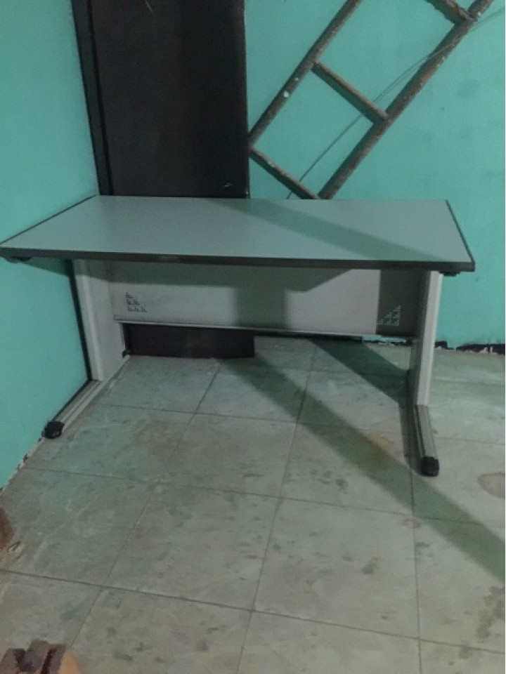 Thanh Lý Bàn Làm Việc 1m4 Chân Sắt